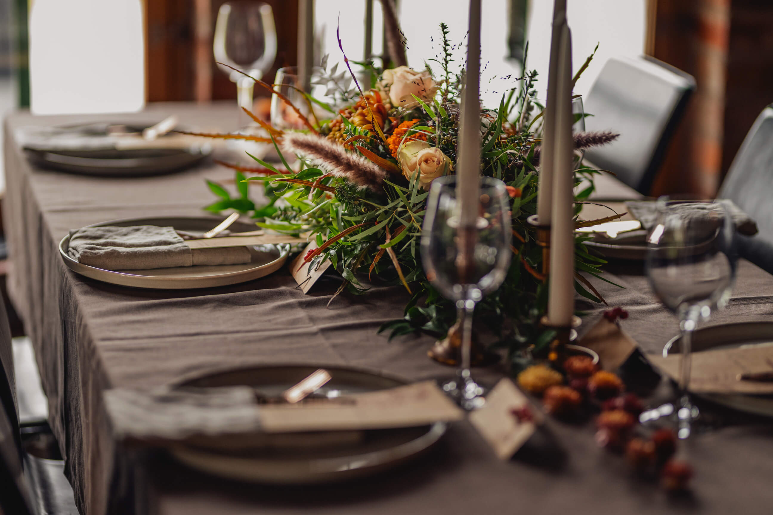 Bröllopsfest bland vinstockar, fruktträd och blommande rosenrabatter