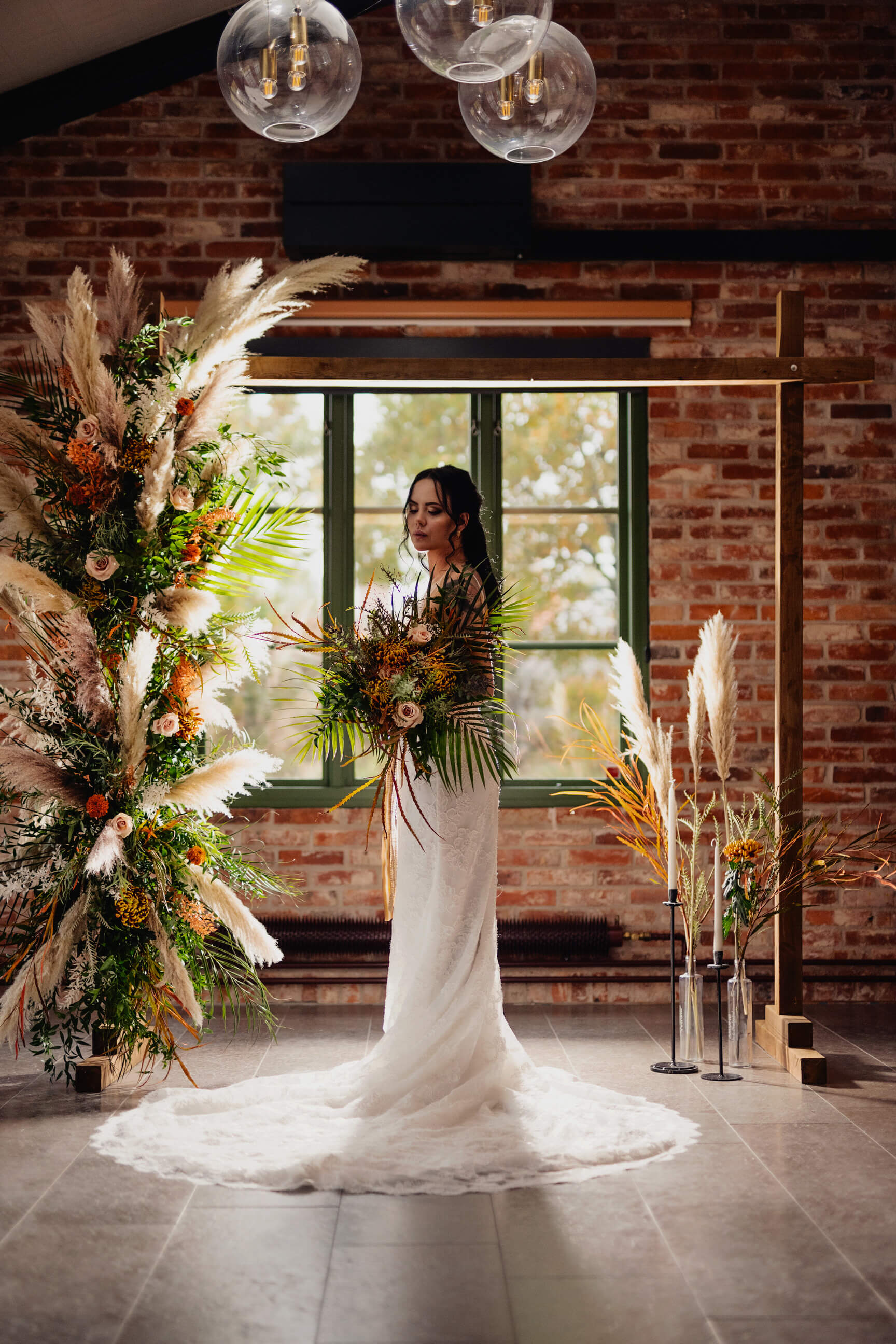 Bröllopsfest bland vinstockar, fruktträd och blommande rosenrabatter