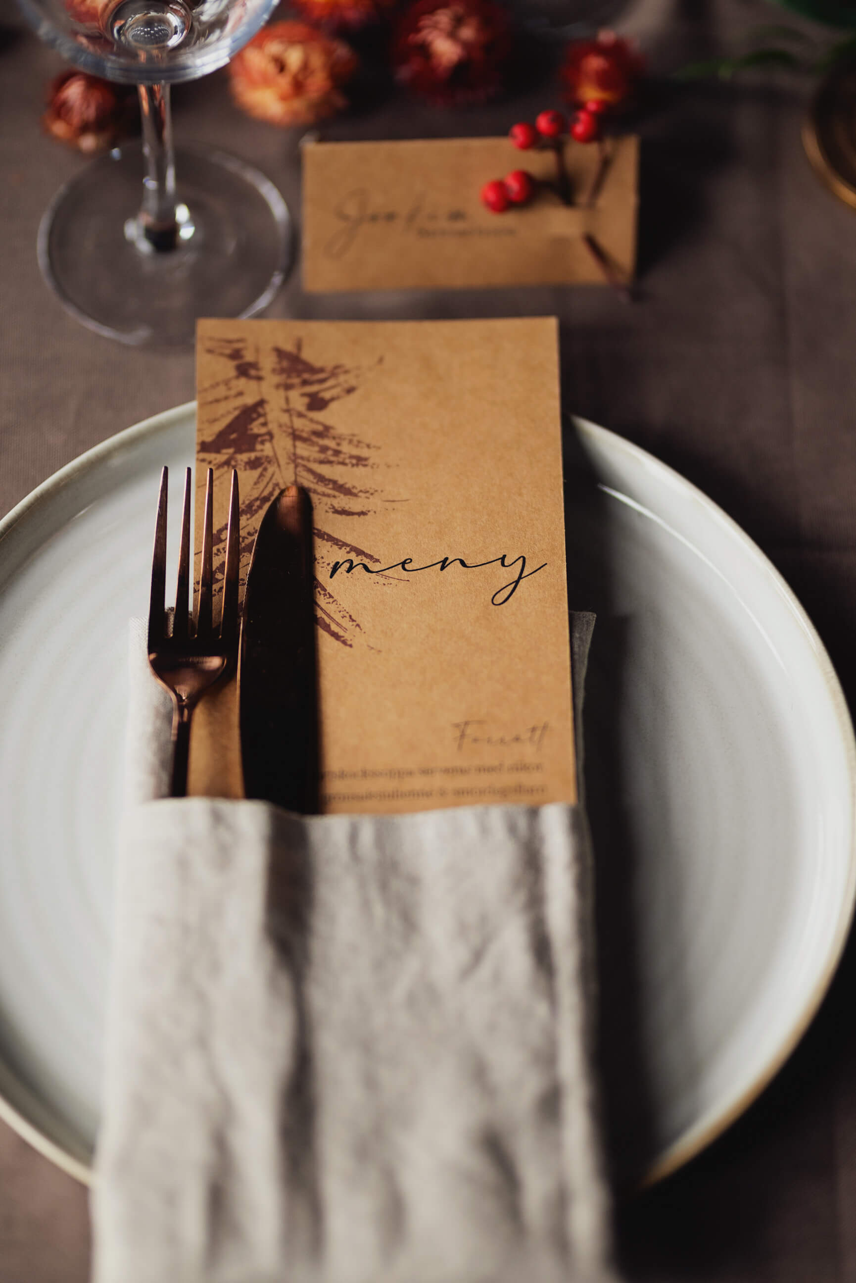 Bröllopsfest bland vinstockar, fruktträd och blommande rosenrabatter