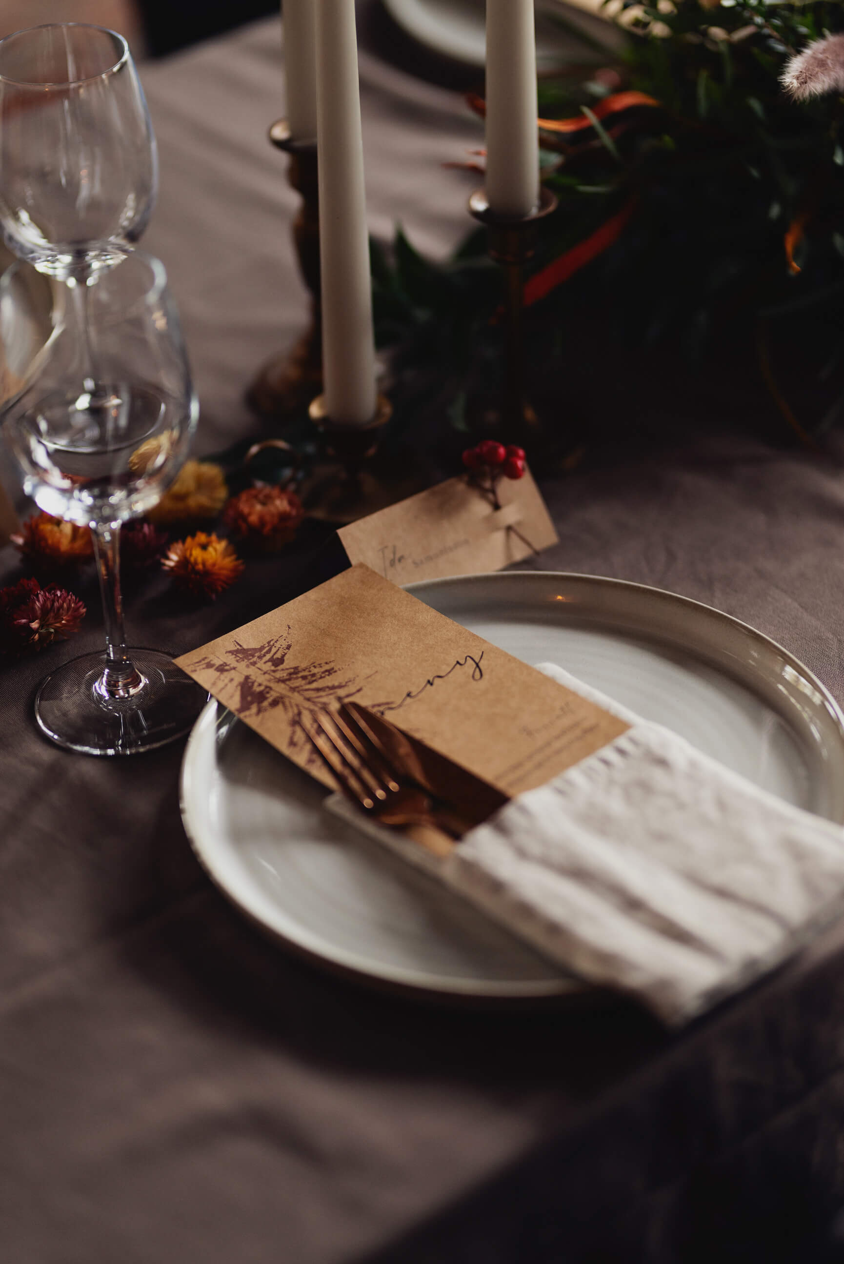 Bröllopsfest bland vinstockar, fruktträd och blommande rosenrabatter