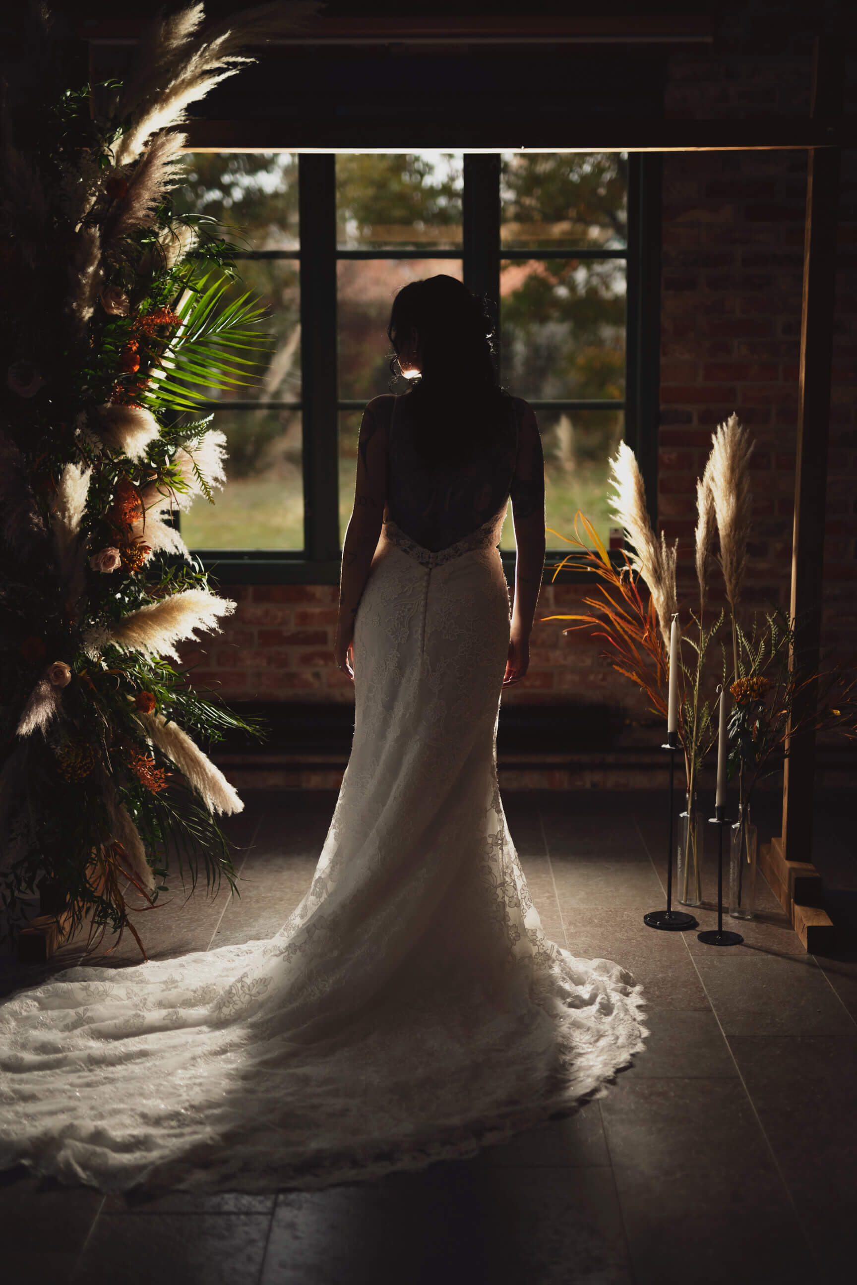 Bröllopsfest bland vinstockar, fruktträd och blommande rosenrabatter