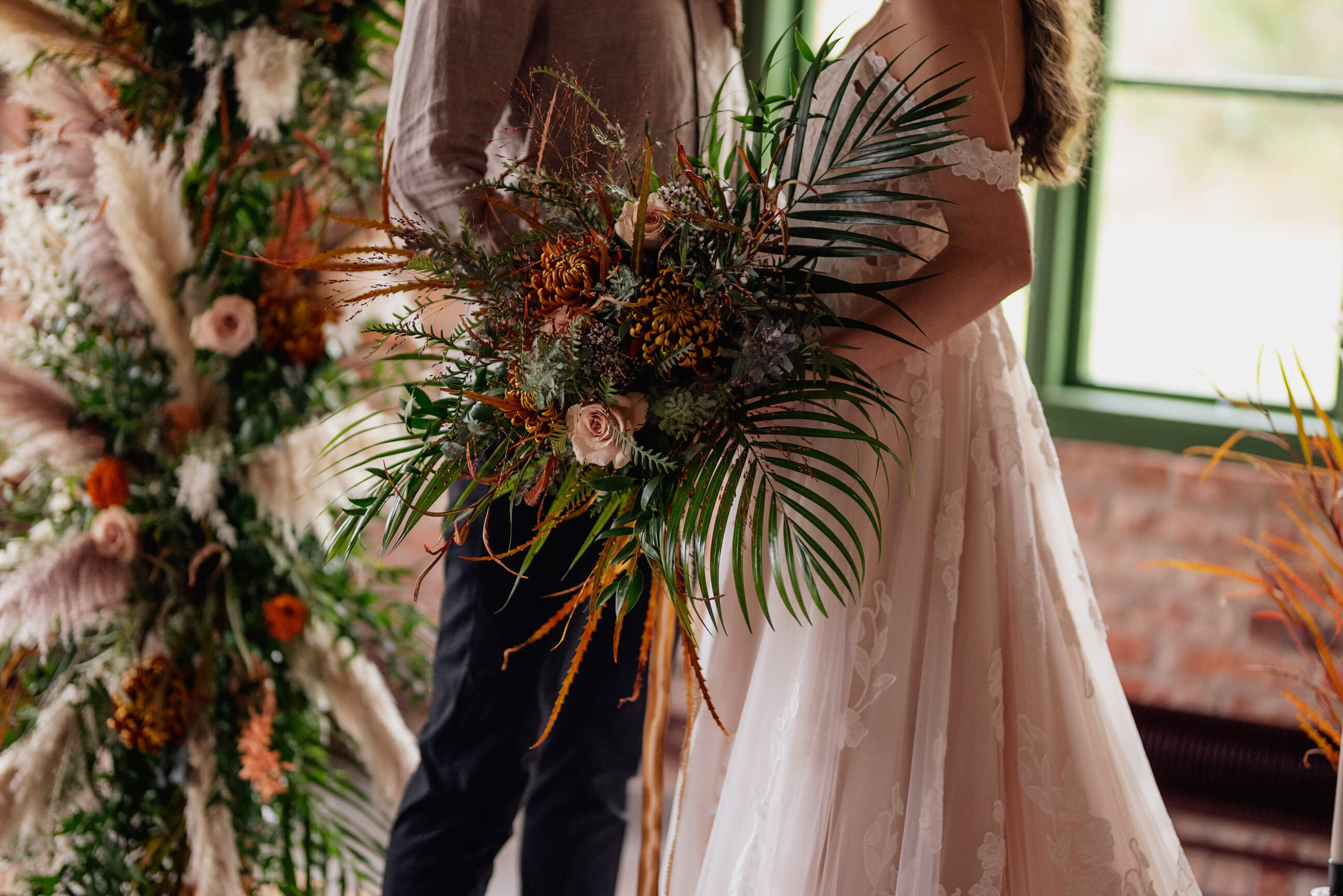 Bröllopsfest bland vinstockar, fruktträd och blommande rosenrabatter