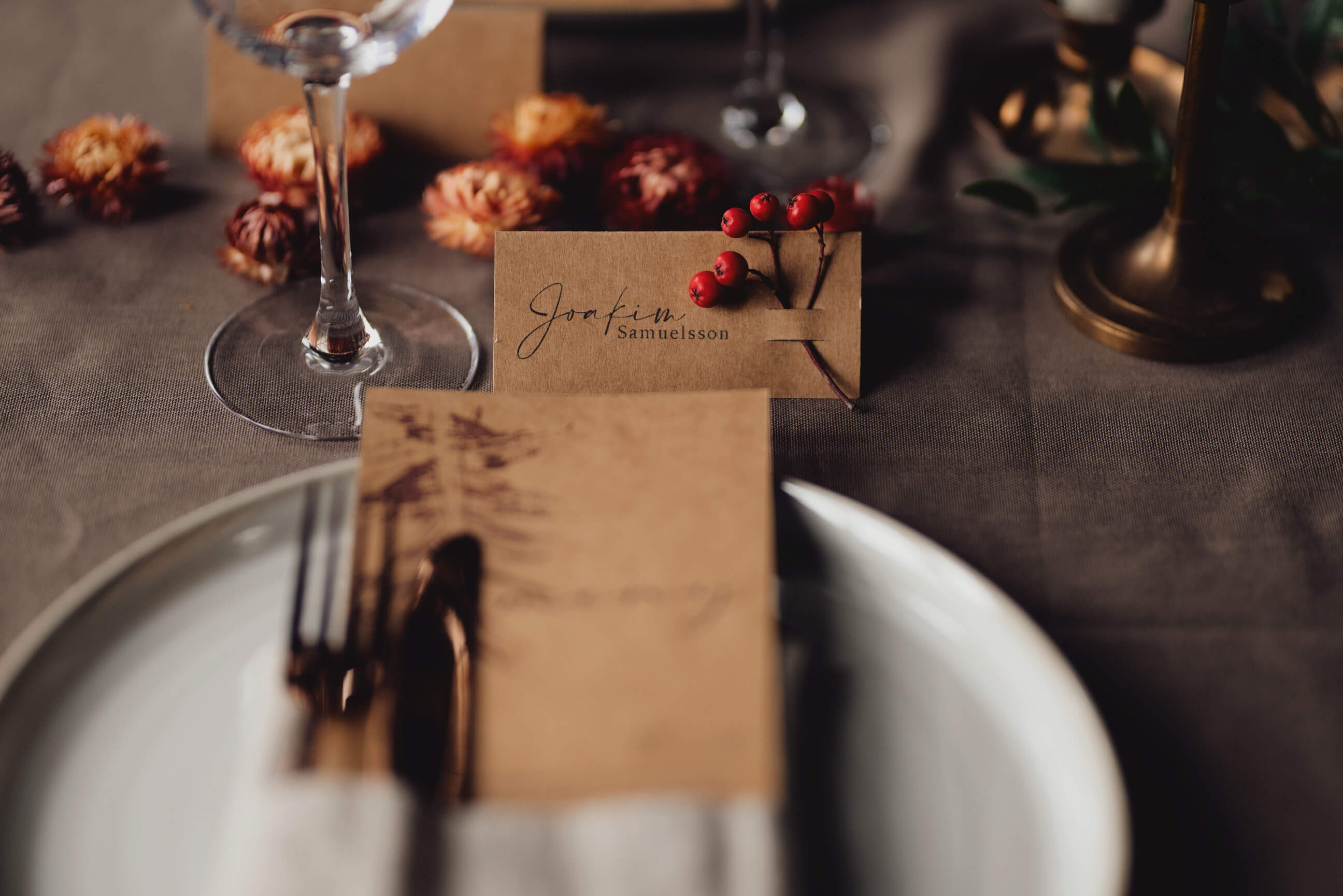 Bröllopsfest bland vinstockar, fruktträd och blommande rosenrabatter