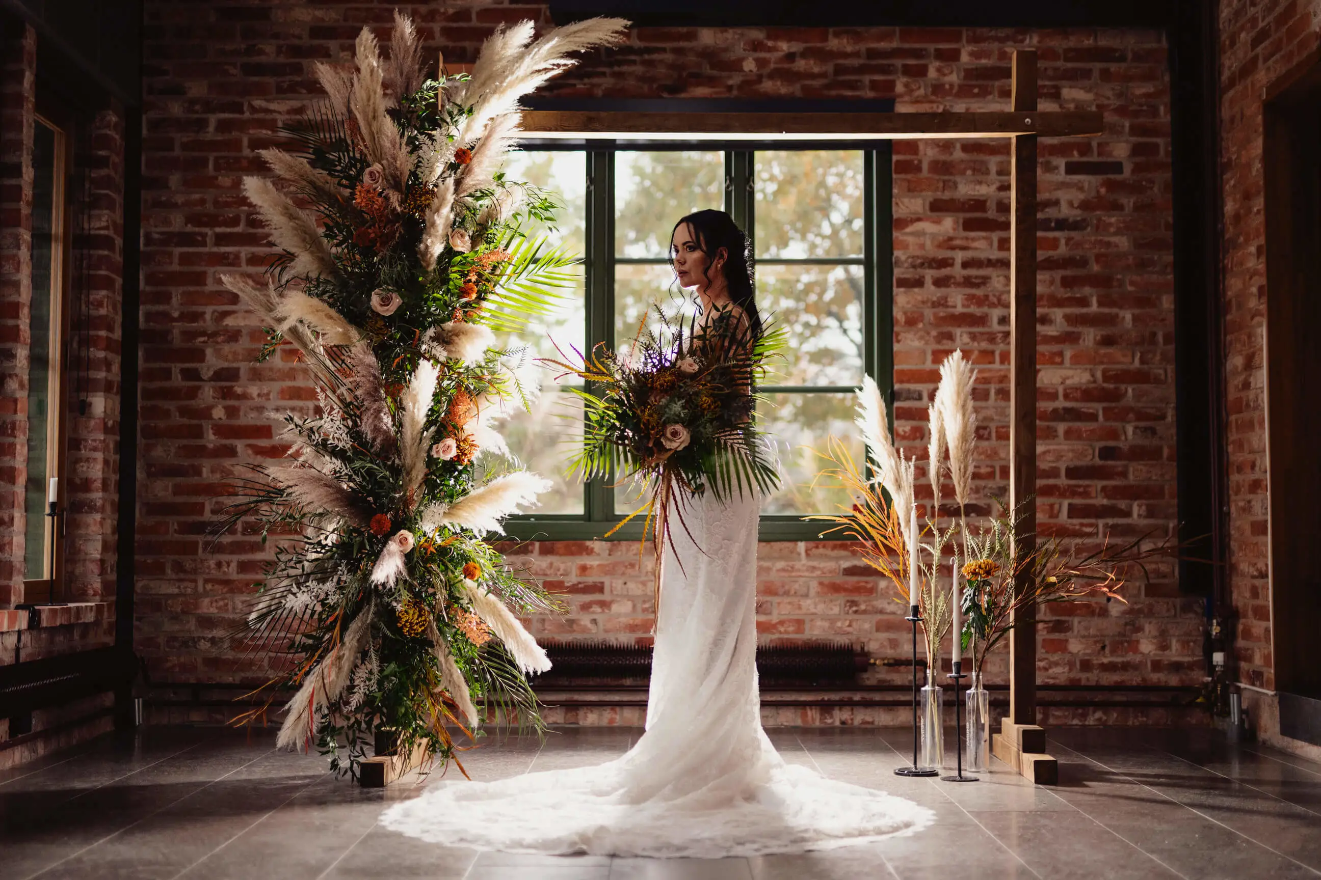Bröllopsfest bland vinstockar, fruktträd och blommande rosenrabatter