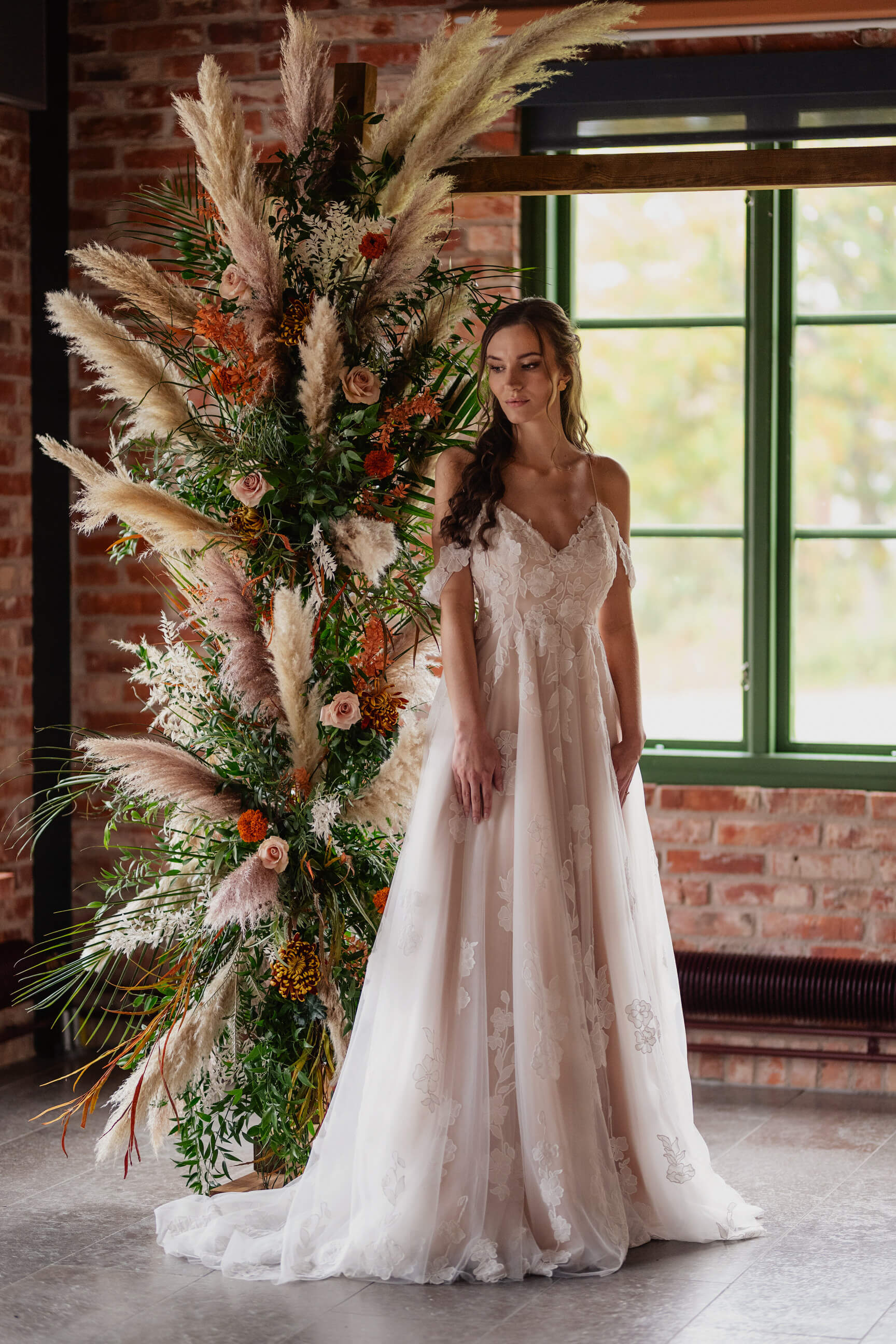 Bröllopsfest bland vinstockar, fruktträd och blommande rosenrabatter