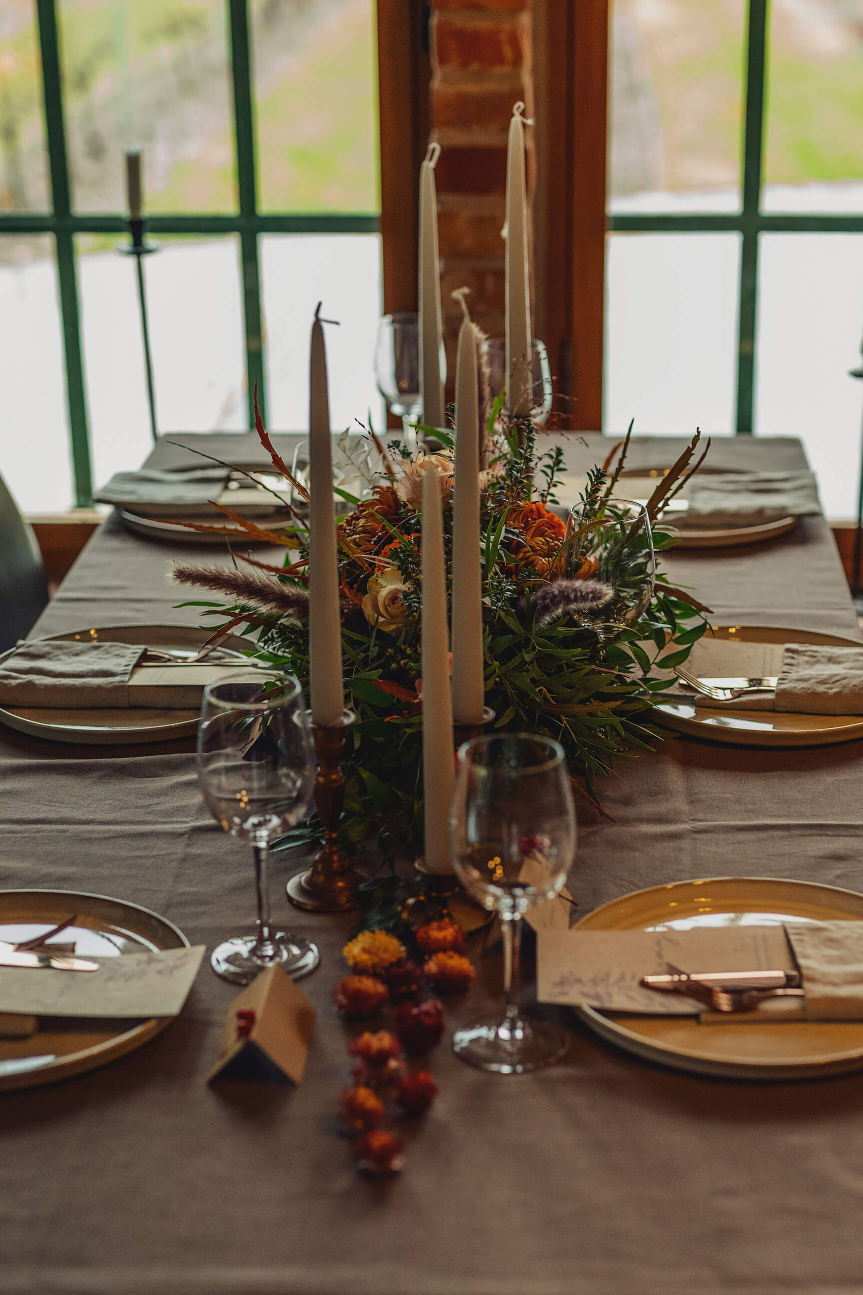 Bröllopsfest bland vinstockar, fruktträd och blommande rosenrabatter